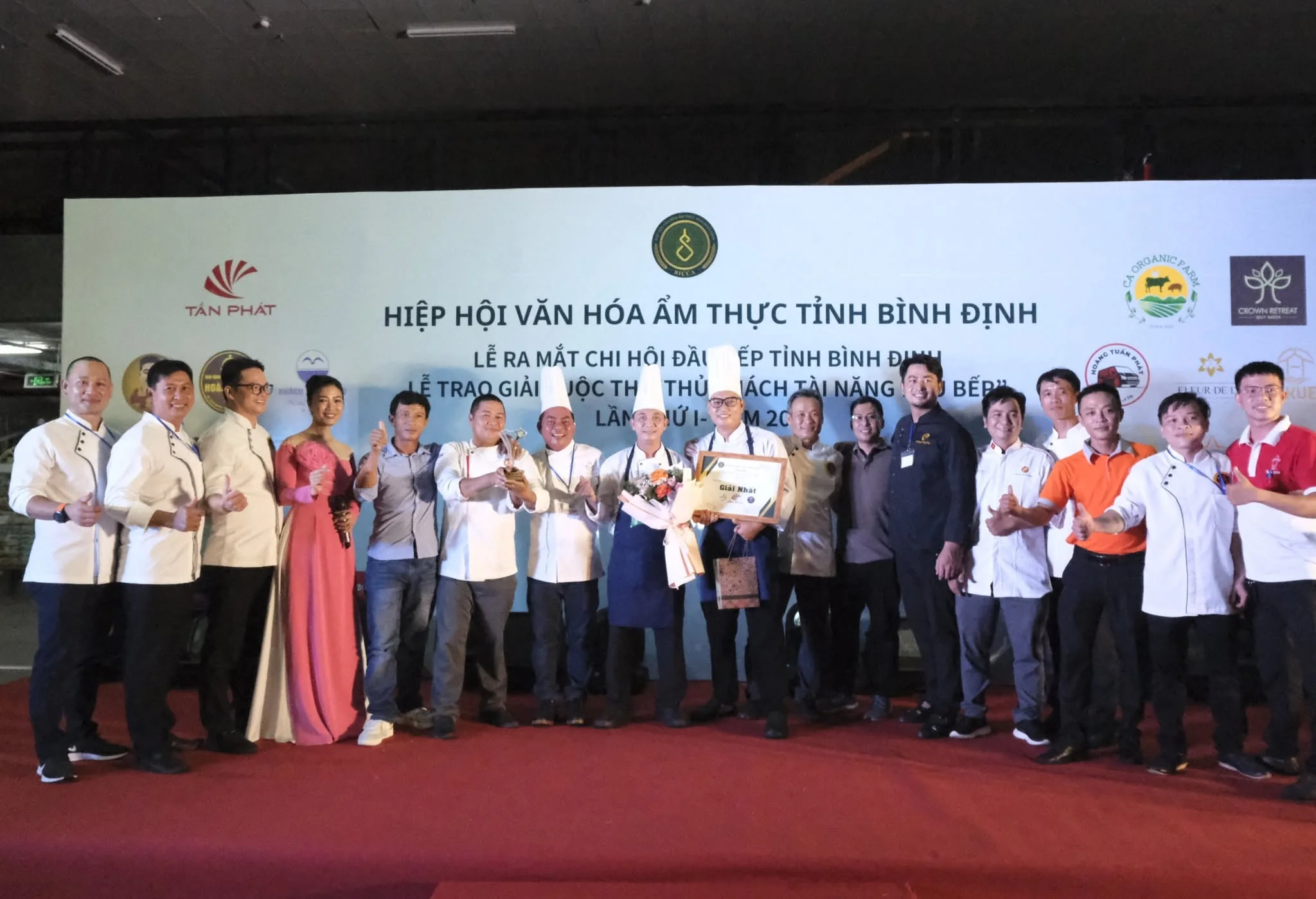 Ảnh tập thể tại lễ ra mắt Chi hội Đầu bếp và trao giải Hội thi “Thử thách tài năng đầu bếp” năm 2024