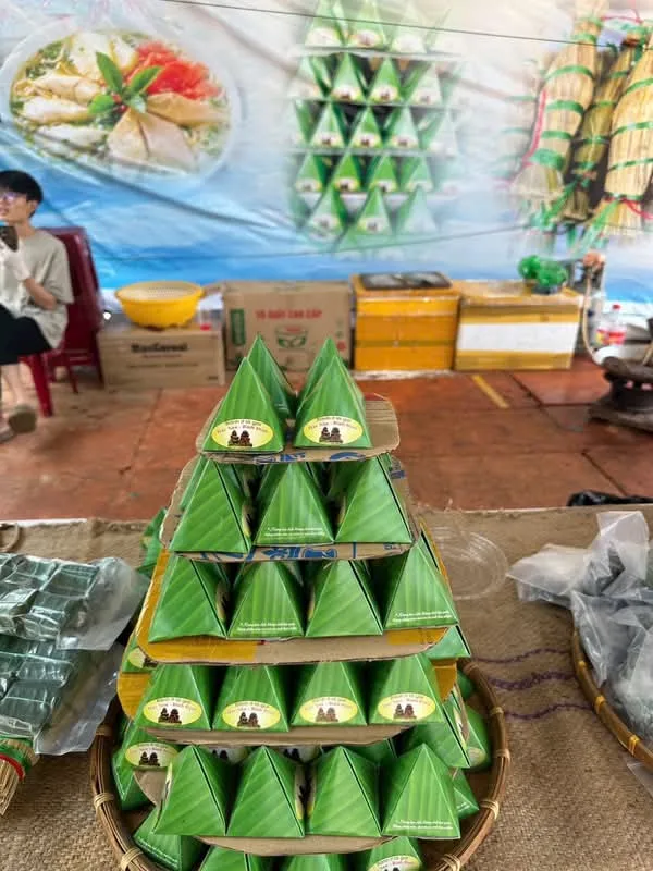 Bánh gói lá xếp tầng tại gian hàng ẩm thực