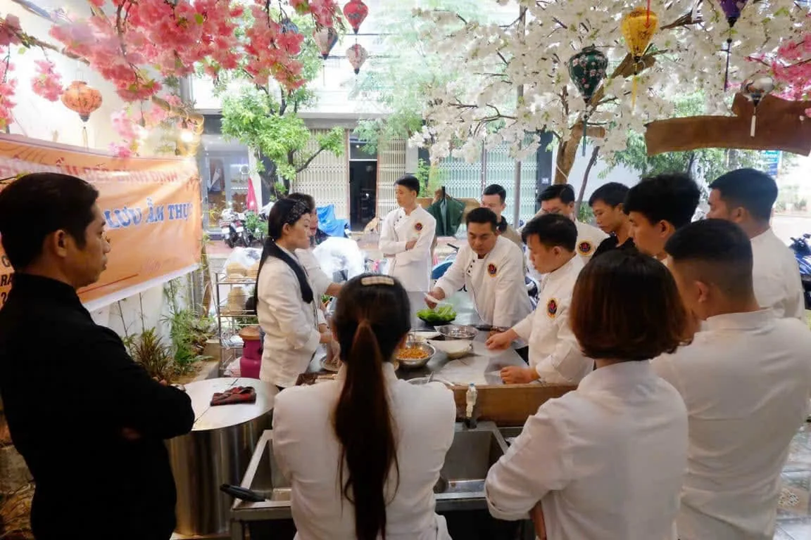 Đầu bếp hội viên thực hành tại bếp