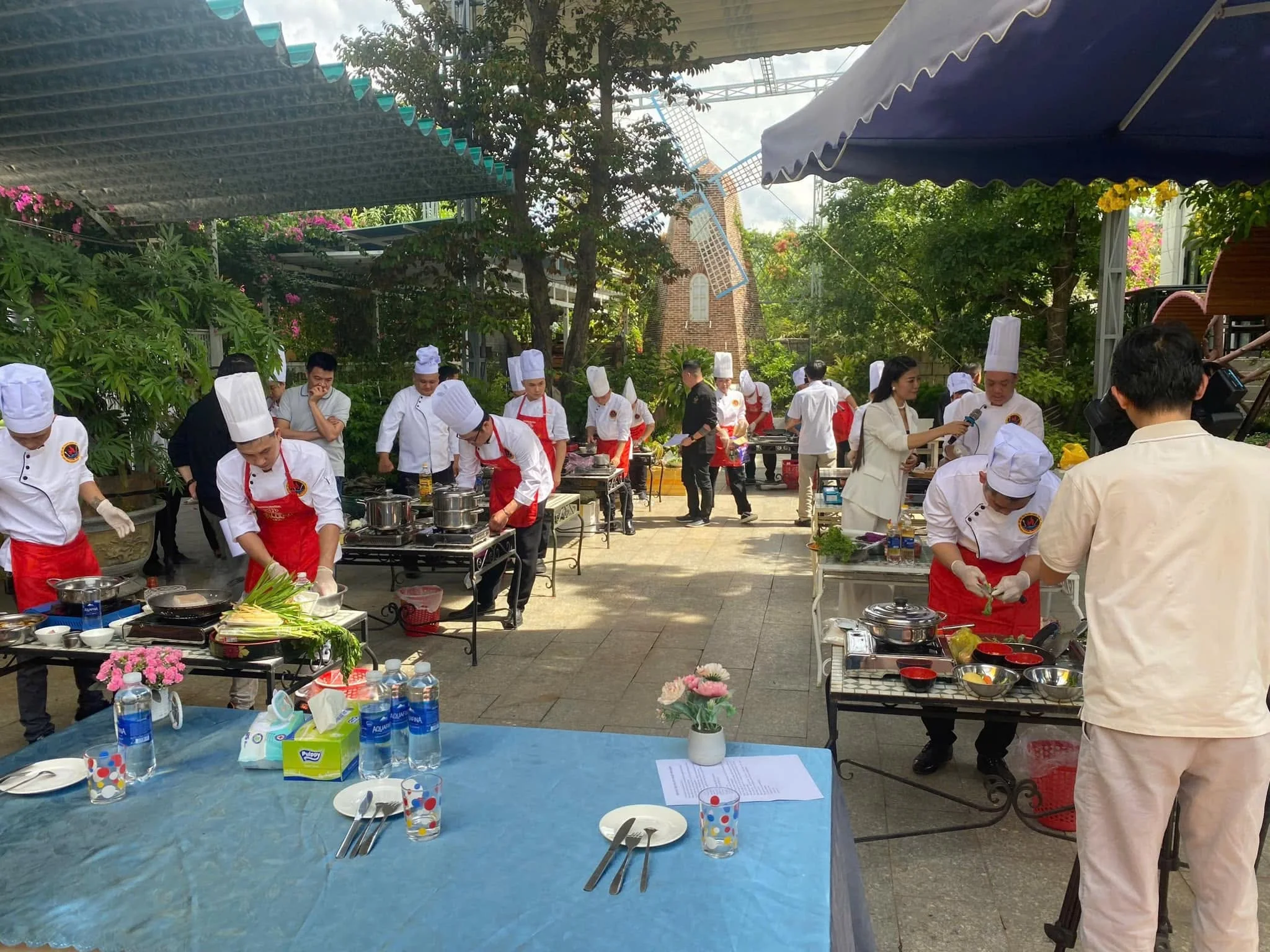 Đầu bếp hội viên nấu ăn ngoài trời