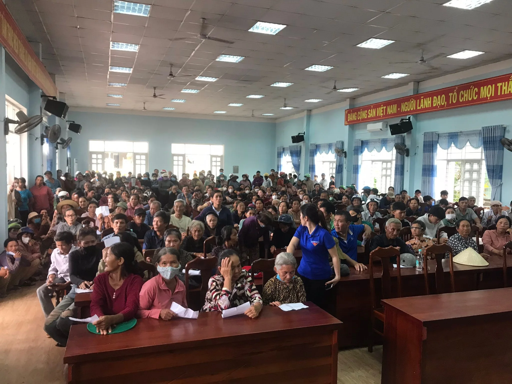 Trao quà hỗ trợ người dân sau bão